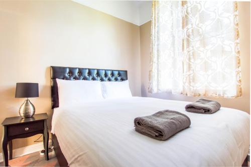 Ένα ή περισσότερα κρεβάτια σε δωμάτιο στο Montgomery Apartments - Crighton