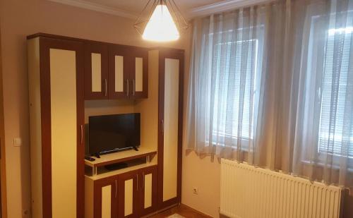 Cette chambre dispose d'une télévision à écran plat et d'une fenêtre. dans l'établissement Cozy&Comfy Apartment in the Center of Prishtina, à Pristina