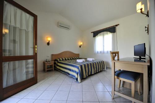 Postel nebo postele na pokoji v ubytování Hotel Cala Mirto