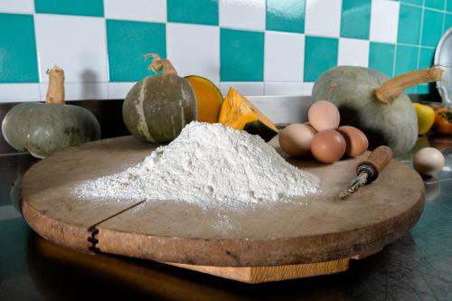 a cutting board with eggs and flour on a counter at Le Rondini in Bagnolo Mella
