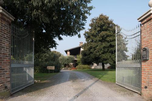 an entrance to a house with a wrought iron gate at Le Rondini in Bagnolo Mella
