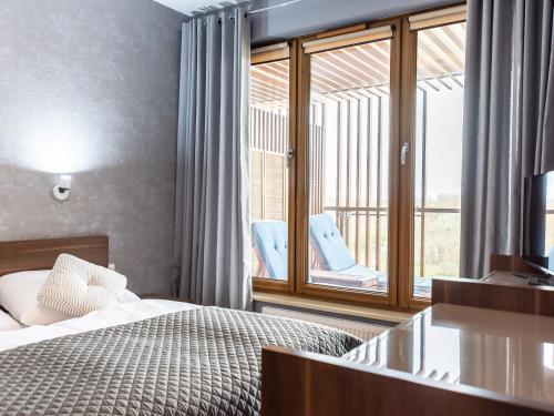pokój hotelowy z łóżkiem i oknem w obiekcie VacationClub – Olympic Park Apartament A412 w Kołobrzegu