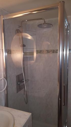 eine Dusche mit Glastür im Bad in der Unterkunft English Club in Corsica A in Porri