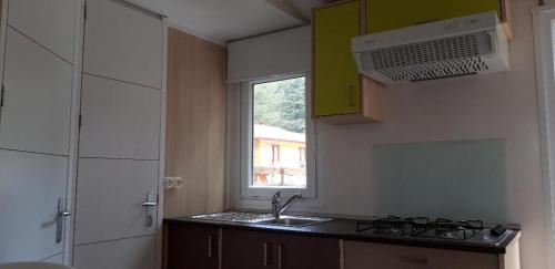 Kuchyň nebo kuchyňský kout v ubytování Camping la Source