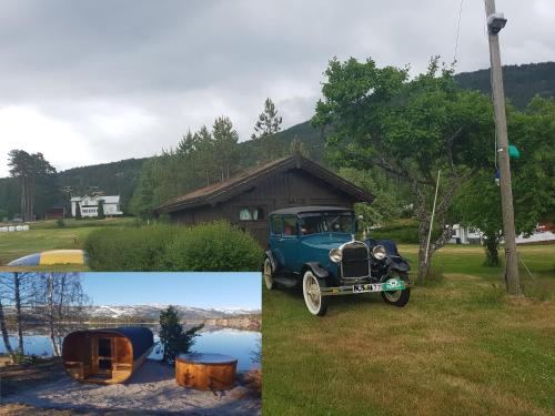 an old blue car parked in front of a house at Nedre Strand Hytteutleie in Vradal