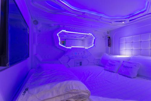 מיטה או מיטות בחדר ב-MET A Space Pod at Arab Street