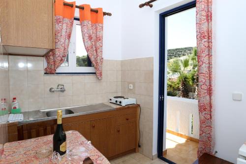 una cucina con lavandino e finestra di Yiannis Studios ad Agia Marina