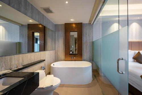 Koupelna v ubytování Luminor Hotel Airport Sidoarjo By WH , Best Choice and Strategic Location with a Rooftop area in Town