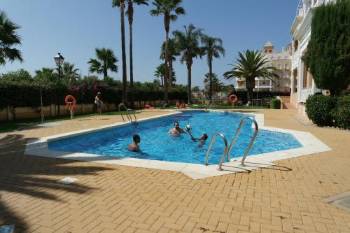 un grupo de personas nadando en una piscina en Atlántico by HOMA, en Isla del Moral