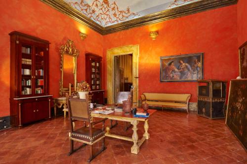 
A seating area at Palazzo di Alcina - Residenza d'Epoca - Luxury B&B
