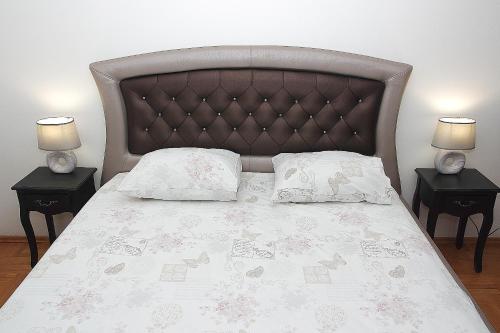 een slaapkamer met een bed met 2 nachtkastjes bij Apartman Banja Luka in Banja Luka