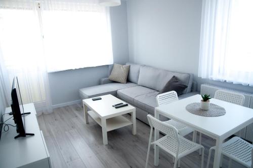 salon z kanapą i stołem w obiekcie Apartament Wiesio w mieście Gdynia