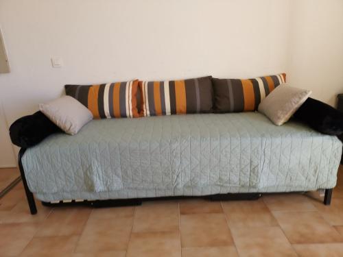 ein Sofa mit Kissen darauf im Wohnzimmer in der Unterkunft Colocha in Cargèse