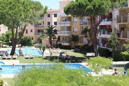 a view of the hotel and the swimming pool at Aptos. Comte D´Empuries in Empuriabrava