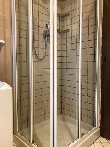 シルミオーネにあるCasa Elenaのバスルーム(ガラス張りのシャワー付)が備わります。
