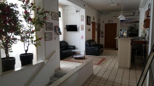 TV a/nebo společenská místnost v ubytování Albergo Pensione Ardenza SELF CHECK-IN