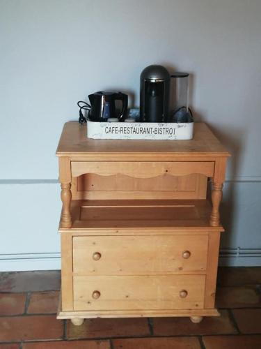 - une commode en bois avec une boîte à impérialisme pour le café dans l'établissement La Vallée, à Saint-Martin-Saint-Firmin