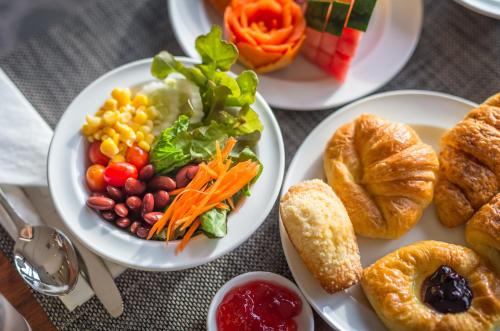 uma mesa coberta com pratos de alimentos com diferentes alimentos em Sea Seeker Krabi Resort em Praia de Ao Nang