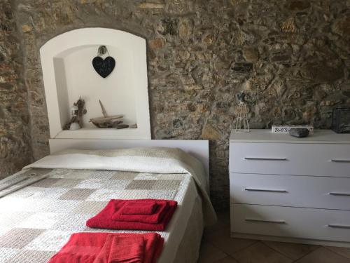 1 dormitorio con 1 cama y vestidor blanco en Borgo house, en Arcola