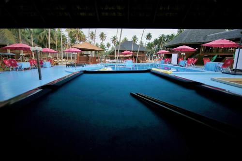 בריכת השחייה שנמצאת ב-Maaha Beach Resort או באזור
