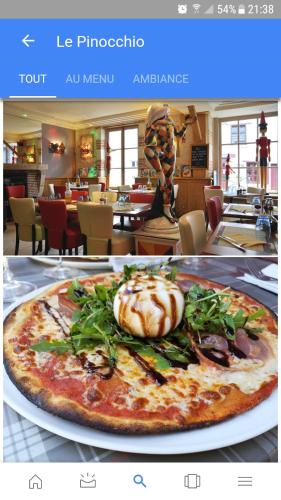 une pizza assise sur une assiette sur une table dans l'établissement Maison De Charme, à Cellettes