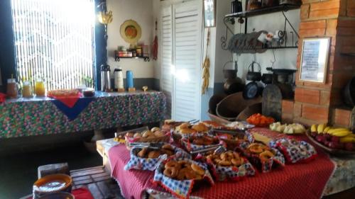 uma mesa com um monte de comida em Fazenda Hotel Engenho em Carrancas