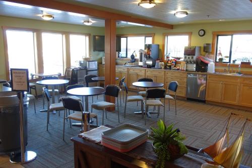 Harborside Innにあるレストランまたは飲食店