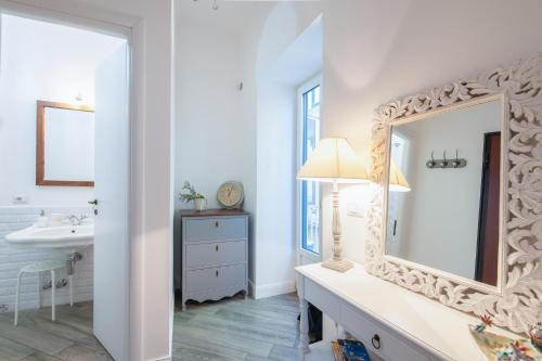 サレルノにあるThe Placeの鏡と洗面台のあるバスルーム
