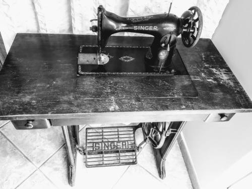 a sewing machine sitting on top of a table at Atelier bed&bed in Messina