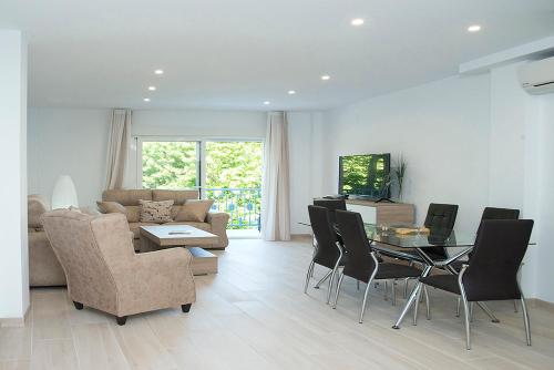 a living room with a couch and a table and chairs at Entre Patios La Victoria in Córdoba