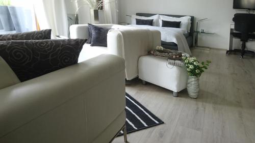uma sala de estar com uma cama e um sofá em K82 studio HOTEL relax&work em Kirchentellinsfurt
