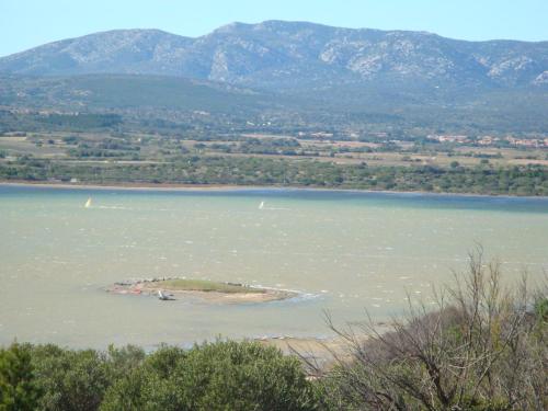 Leucate,cadre arboré,ombragé,sous les cyprès