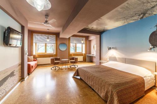 - une chambre avec un grand lit et un salon dans l'établissement Boutique Hotel Ioann Vasilievich, à Yaroslavl