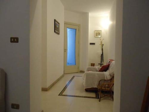 アチレアーレにあるCasa delle Aciのリビングルーム(ソファ、青いドア付)