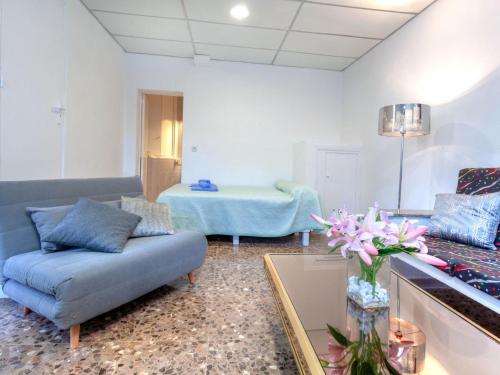 sala de estar con sofá y cama en Apartment Rosa Maria by Interhome, en Llançà