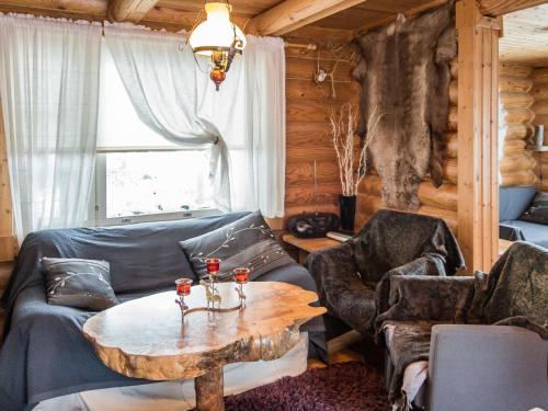 uma sala de estar com um sofá e uma mesa em Holiday Home Lintukoto by Interhome em Äkäslompolo
