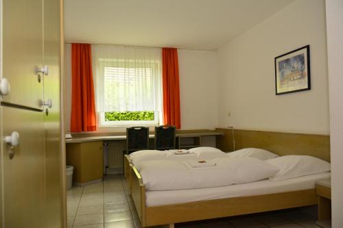 Postel nebo postele na pokoji v ubytování Hotel Wilhelmshöhe