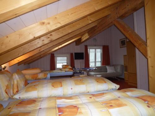Ένα ή περισσότερα κρεβάτια σε δωμάτιο στο Esthers Guesthouse