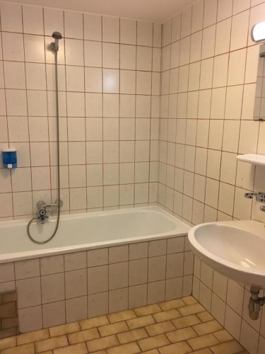 bagno con vasca e lavandino di Sporthotel am Ötscher a Lackenhof