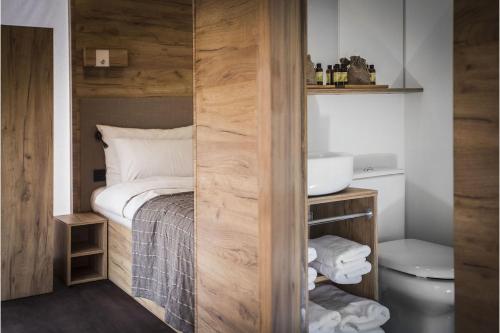 a small bathroom with a bed and a toilet at Villaggio La Pescaccia in San Clemente