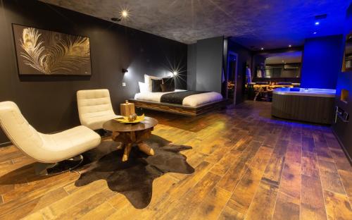 Un dormitorio con una cama, una mesa y una silla. en L'effet SPA, en Corbehem