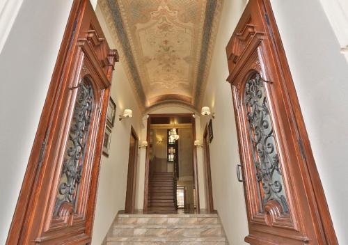 un couloir avec deux grandes portes en bois et un plafond dans l'établissement Amber Boutique Hotels - Amber Design, à Cracovie