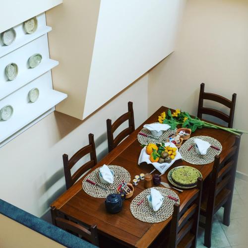 een houten tafel met borden met eten erop bij B&B Anthea in Linguaglossa