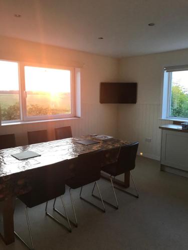 TV a/nebo společenská místnost v ubytování Bayview Cottage, Dunnetbay accommodation