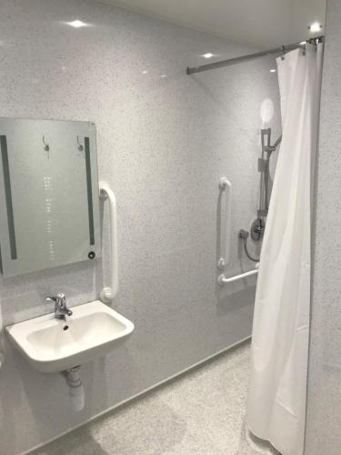 ein Bad mit einem Waschbecken und einem Spiegel in der Unterkunft Bayview Cottage, Dunnetbay accommodation in Thurso