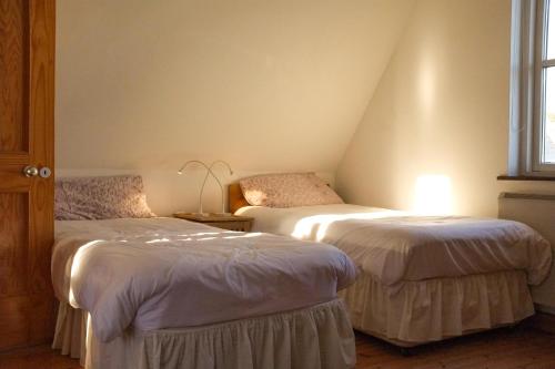 Un pat sau paturi într-o cameră la Butterfly Cottage