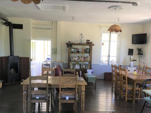 TV a/nebo společenská místnost v ubytování Bar Le Lac