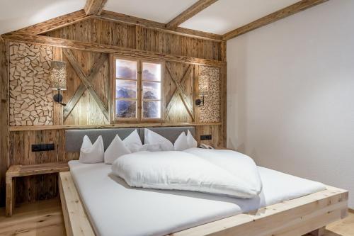Ένα ή περισσότερα κρεβάτια σε δωμάτιο στο Burghotel Alpenglühn