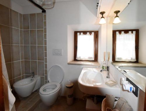 La salle de bains est pourvue de toilettes, d'un lavabo et d'une baignoire. dans l'établissement MDQ - Azienda Agricola, à Castiglione dʼOrcia