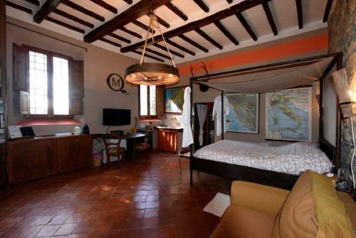 1 dormitorio con 1 cama y escritorio en una habitación en MDQ - Azienda Agricola en Castiglione dʼOrcia